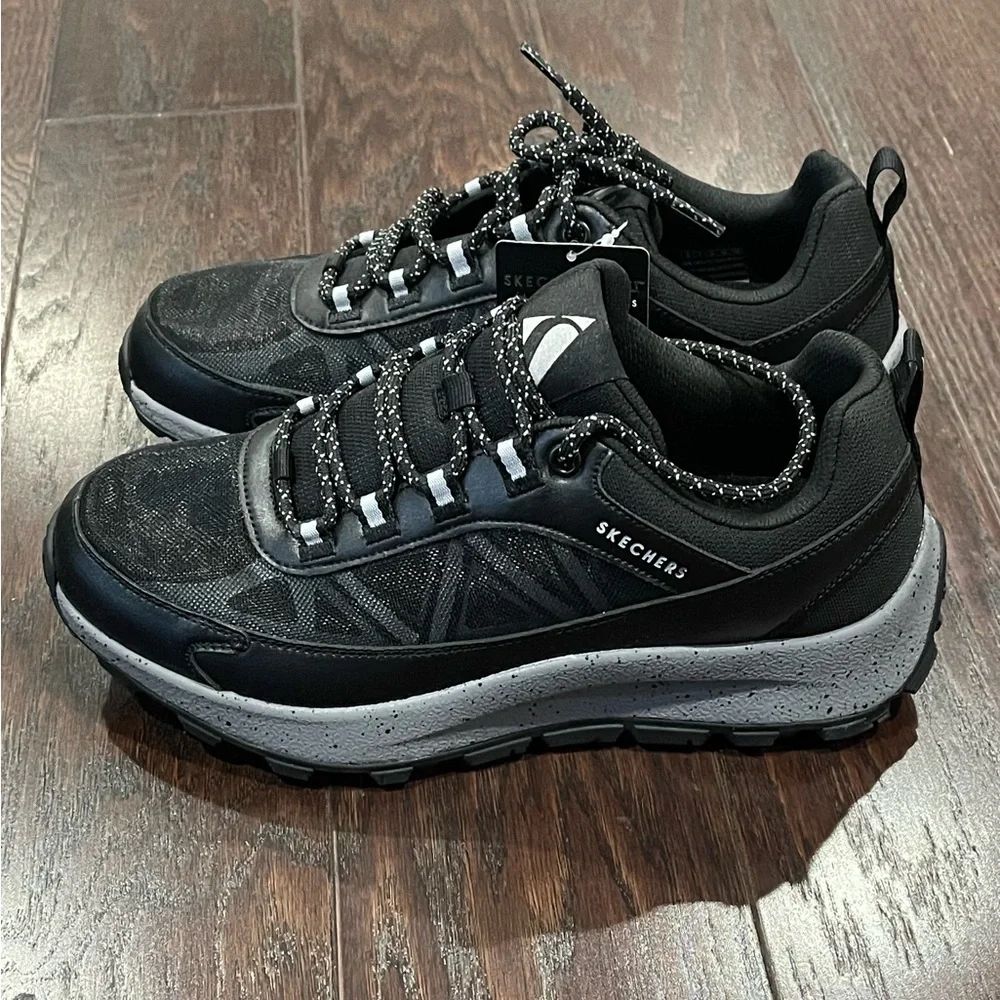 Skechers Men Urbex Duraleather Mesh Charcoal Trim Memory Foam Sneaker Size 8 NEW